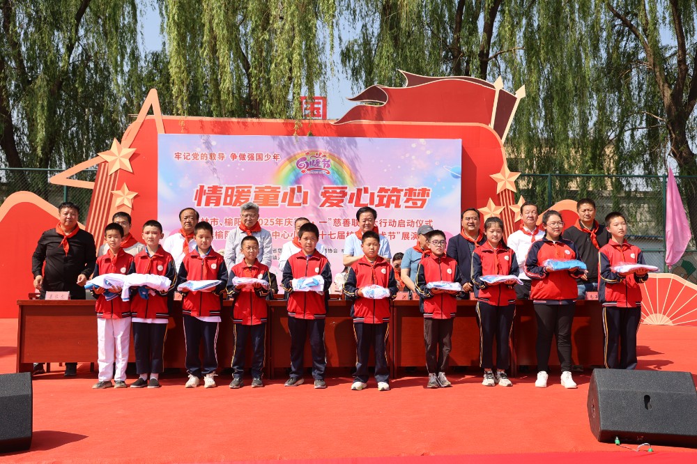 3.向孩子们发放节日礼物.JPG