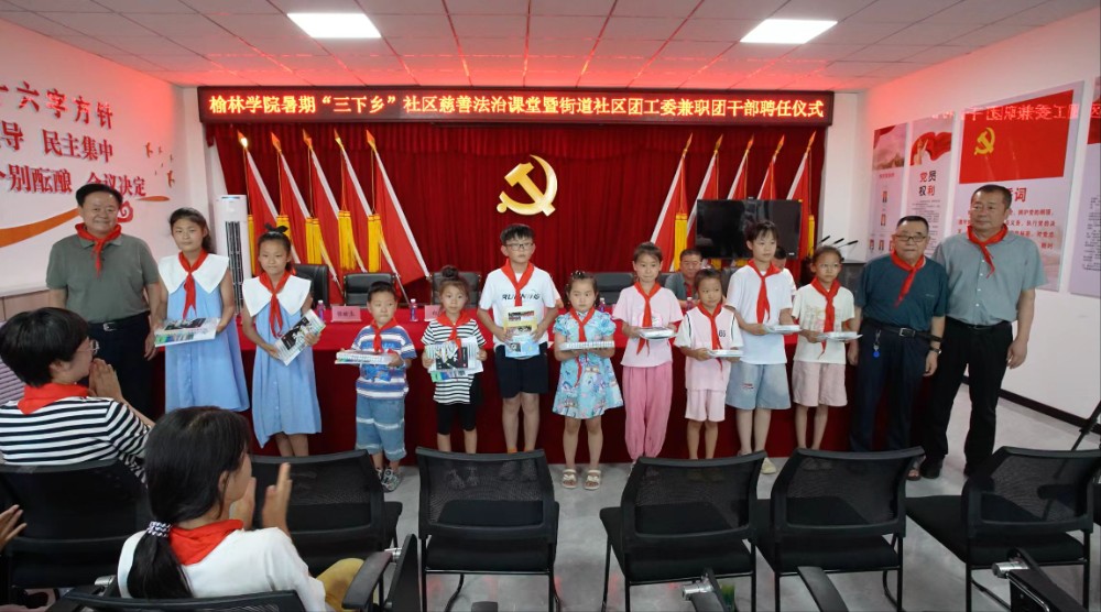 2.市慈善协会与慈善文化研究院负责人为儿童发放学习用品.jpg