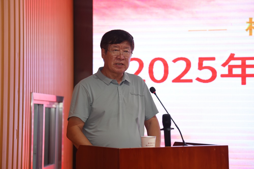 榆林市侨商会副会长雷格飞宣读受助学生名单.JPG