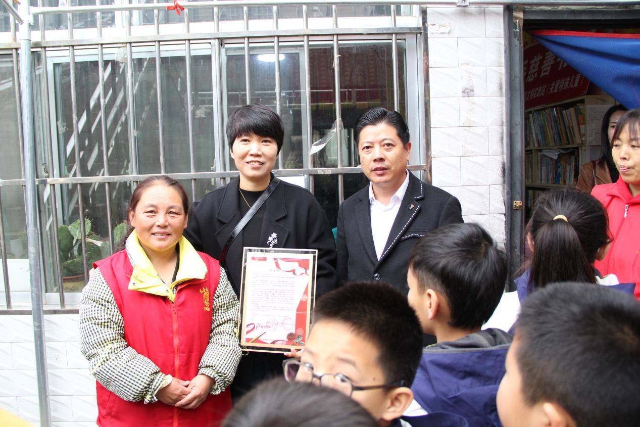 7.榆林手拉手慈善志愿者总队向榆林高新五小三年级九班敬赠感谢信.png 7.榆林手拉手慈善志愿者总队向榆林高新五小三年级九班敬赠感谢信.png