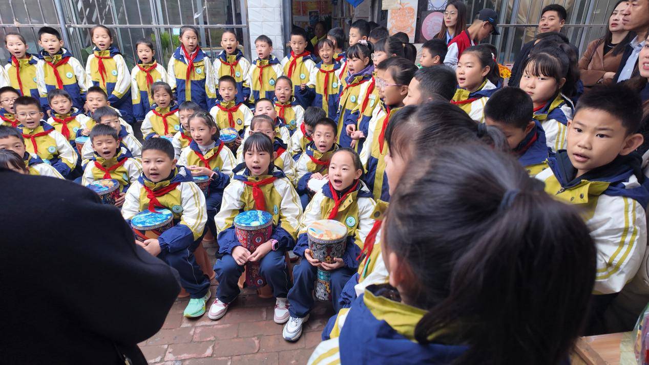 5.高新五小三年级九班学生用手鼓音乐欢唱《我爱你米兰》、《你笑起来真好看》.png 5.高新五小三年级九班学生用手鼓音乐欢唱《我爱你米兰》、《你笑起来真好看》.png