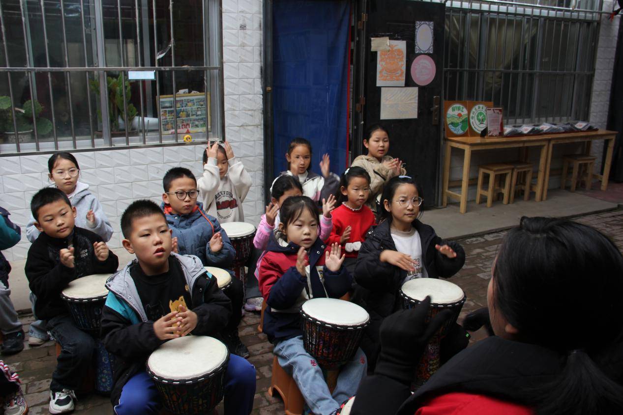 4.榆林手拉手爱心学社孩子们用手鼓音乐欢迎大家到来.png 4.榆林手拉手爱心学社孩子们用手鼓音乐欢迎大家到来.png