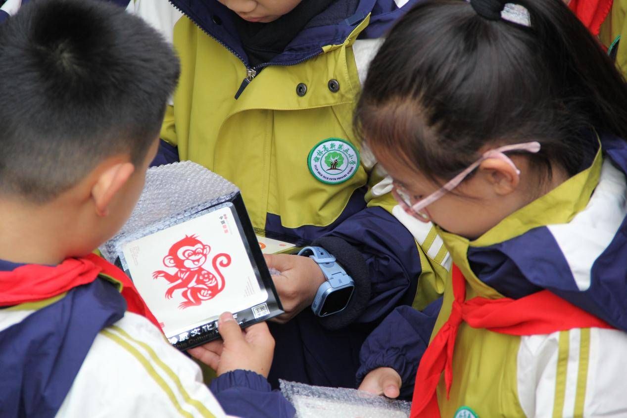 8.榆林手拉手爱心学社向榆林高新五小三年级九班学生回赠生肖属相非遗剪纸.png 8.榆林手拉手爱心学社向榆林高新五小三年级九班学生回赠生肖属相非遗剪纸.png