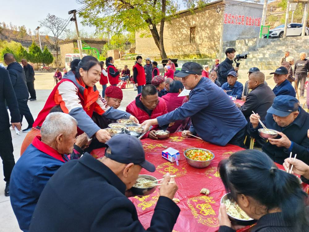 7.10月27日，榆林手拉手慈善志愿者总队走进横山区高崖窑村，为老年人们送去米面油等物资，并请老人们吃羊肉面.jpg