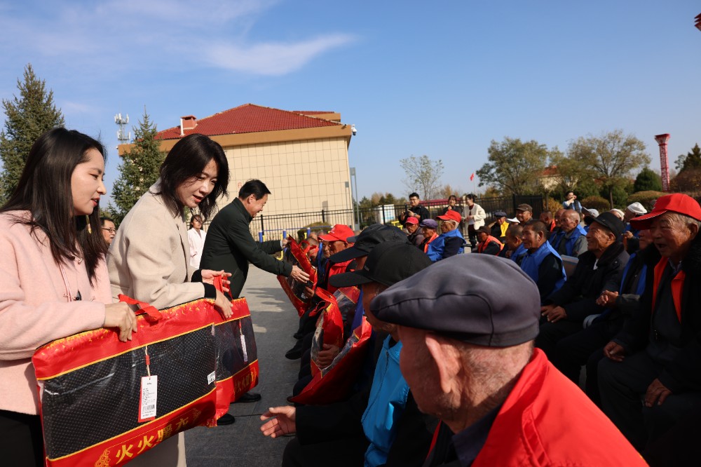 3.与会领导向榆阳区中心敬老院的老年人发放防寒棉衣.jpg