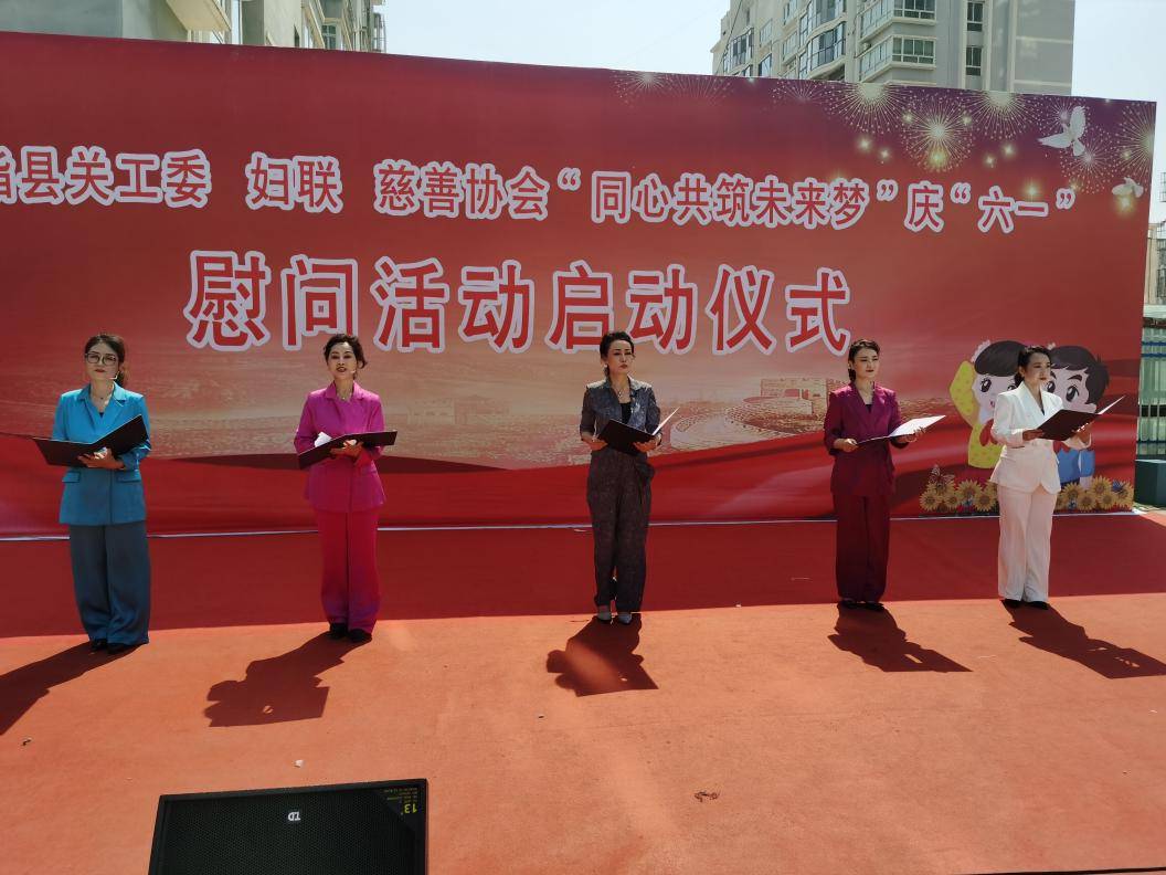 7.走进二中慰问演出.png 7.走进二中慰问演出.png