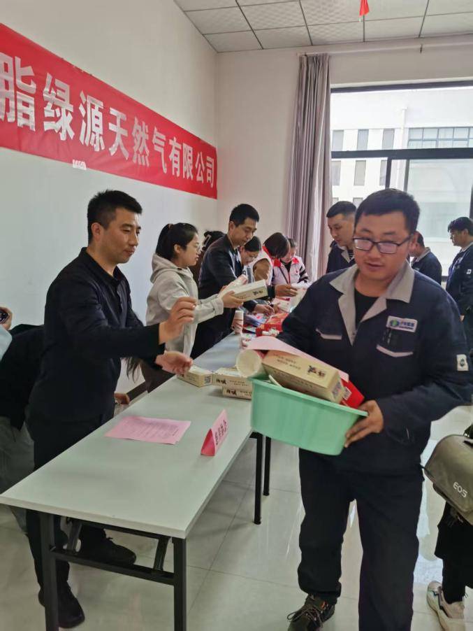 2.走进绿源发放慰问品、宣传慈善法.png 2.走进绿源发放慰问品、宣传慈善法.png