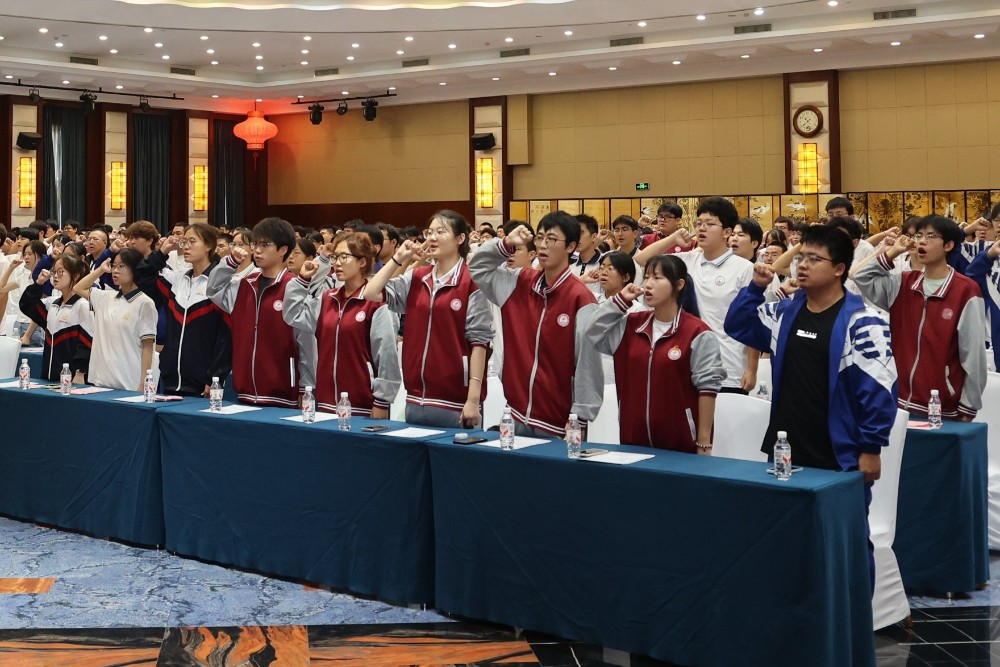 2025年受慈善资助的大学新生集体发出“为推进强国建设、民族复兴贡献青春力量”的誓言.JPG