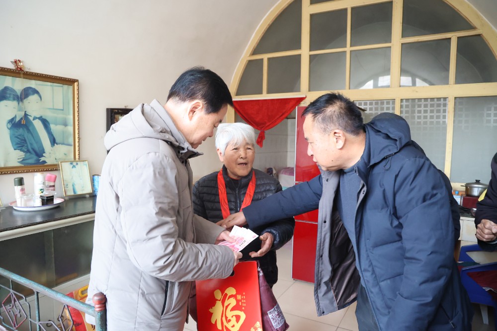 入户慰问困难老党员2.jpg