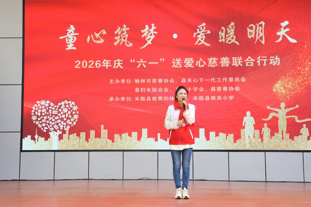 4.慈善志愿者李珍献唱陕北民歌.JPG