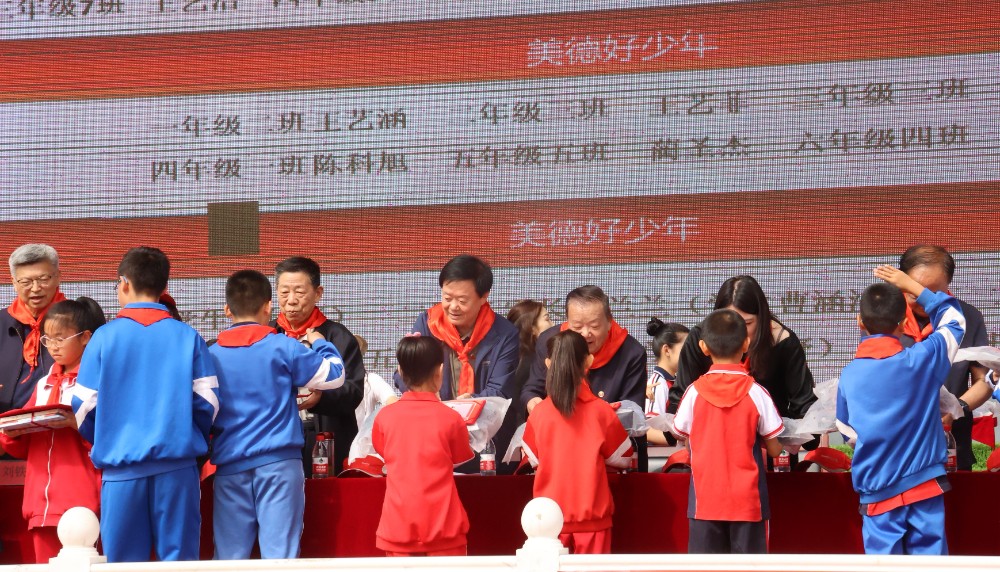 2.与会领导向荣获“慈善小星星”的同学们颁奖.jpg 2.与会领导向荣获“慈善小星星”的同学们颁奖.jpg