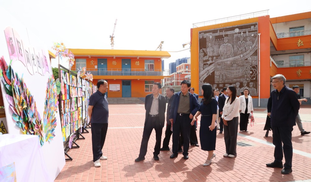 8.与会领导参观星元小学慈善文化进校园主题展.jpg 8.与会领导参观星元小学慈善文化进校园主题展.jpg