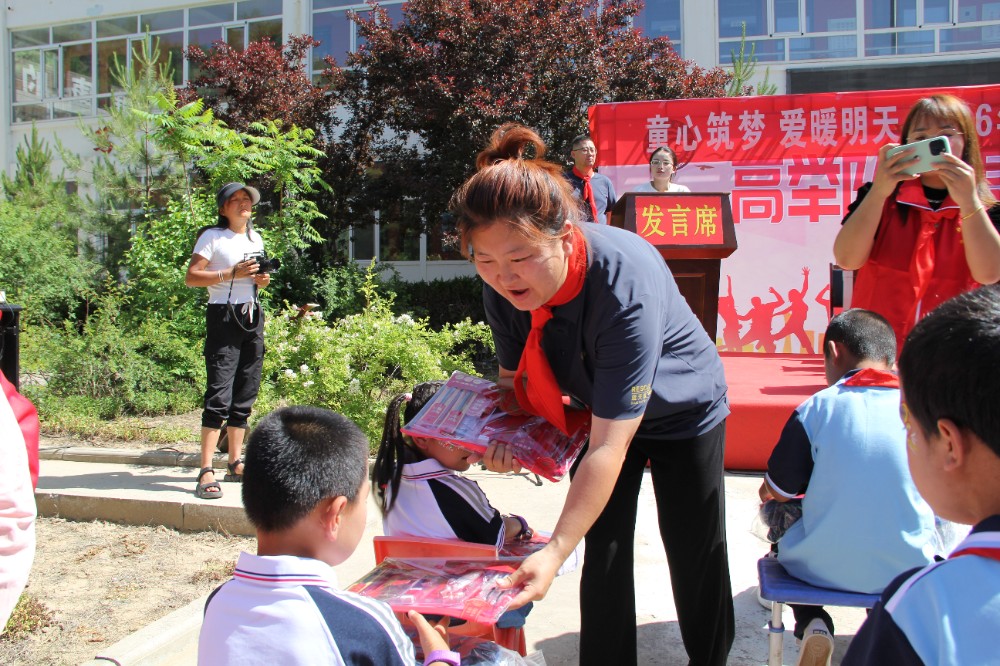 榆林蓝天救援慈善志愿者服务队发放学习包.jpg 榆林蓝天救援慈善志愿者服务队发放学习包.jpg