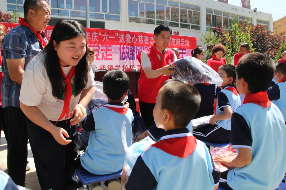 榆林市慈善协会赠送乐学包.jpg 榆林市慈善协会赠送乐学包.jpg