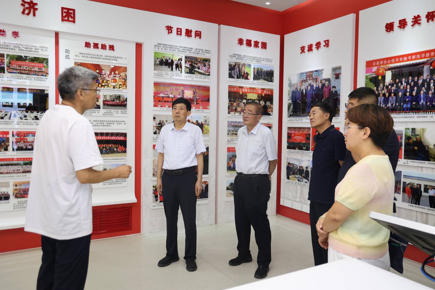 听取榆阳区慈善协会工作汇报.jpg 听取榆阳区慈善协会工作汇报.jpg