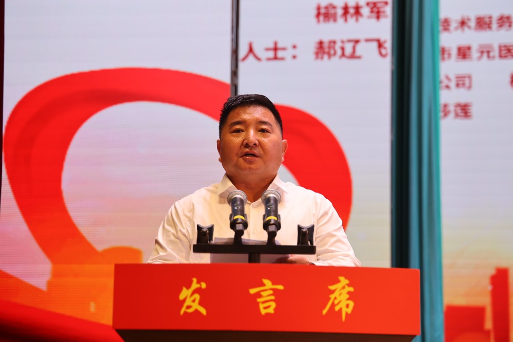 7.陕西君诚宇建筑工程有限公司董事长余继云代表爱心企业发言.JPG