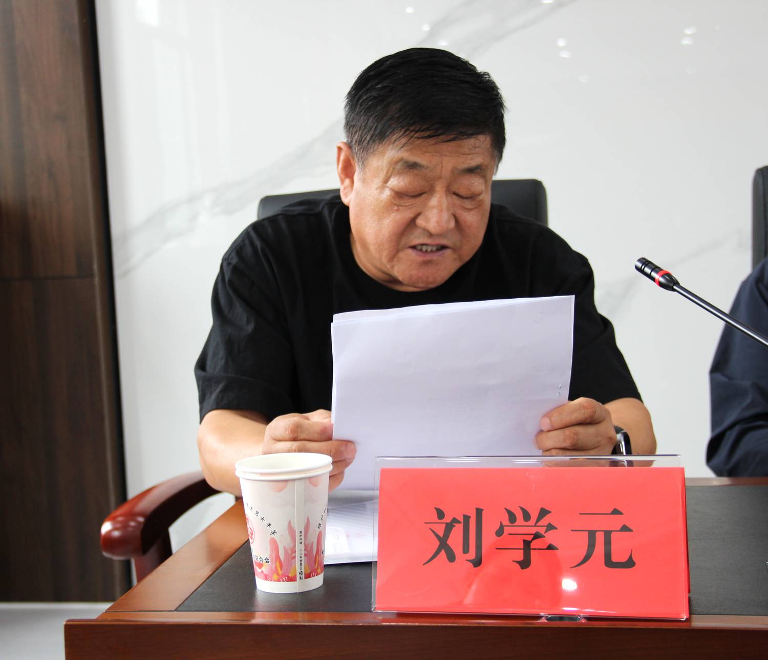 刘学元宣读大学生名单.png 刘学元宣读大学生名单.png