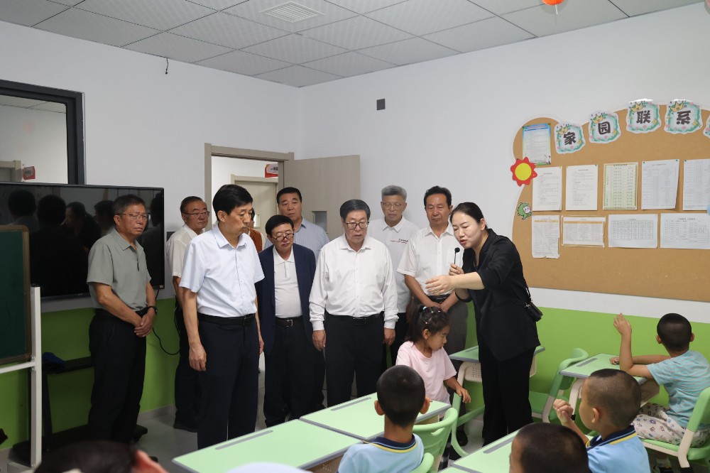 3.与会领导、爱心嘉宾参观星缘自闭症机构.JPG