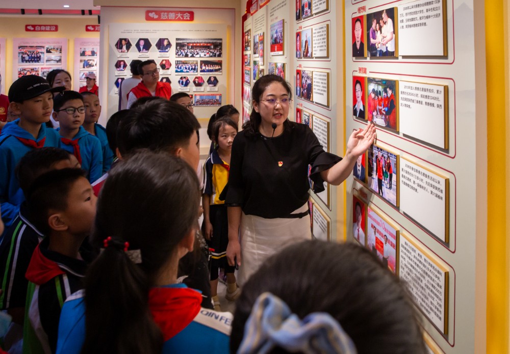 2.禾苗课堂的孩子们参观榆林慈善展厅.jpg 2.禾苗课堂的孩子们参观榆林慈善展厅.jpg
