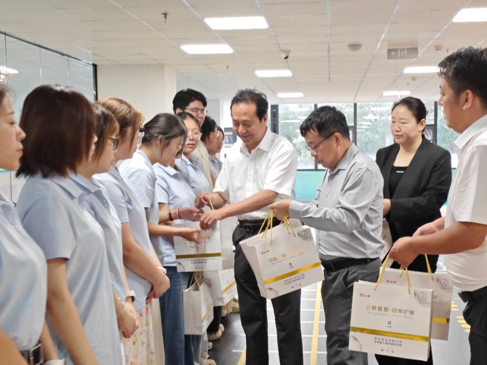 协会领导发放慰问品.jpg 协会领导发放慰问品.jpg