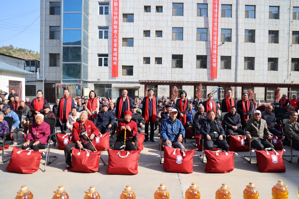 1.与会领导与受助老人合影.JPG