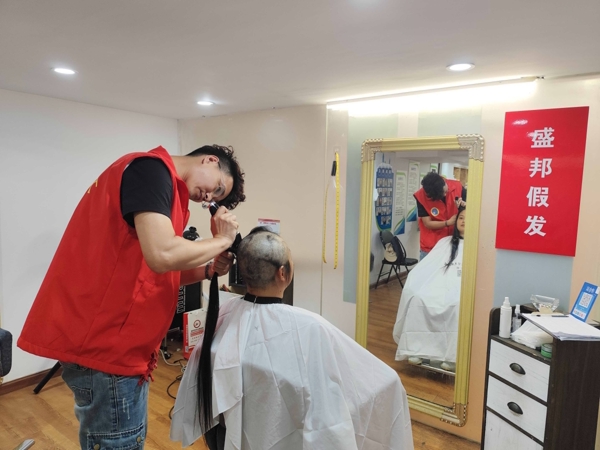 赵霞在捐发.jpg 赵霞在捐发.jpg