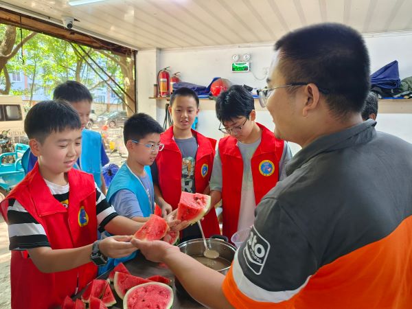 《当西瓜红遇见志愿红》乐文艺摄，小小慈善义工夏日送清凉.jpg