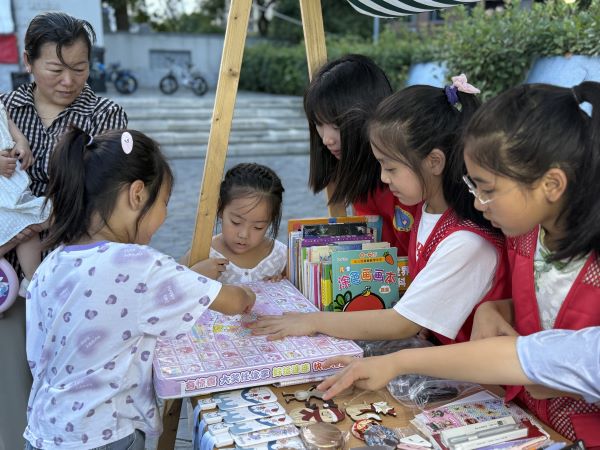 图为“小小掌柜”在售卖旧物2.jpg