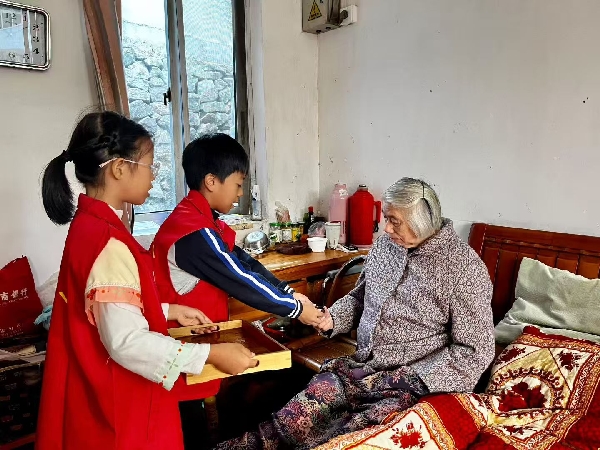 孩子看望老人并奉茶_副本.jpg 孩子看望老人并奉茶_副本.jpg