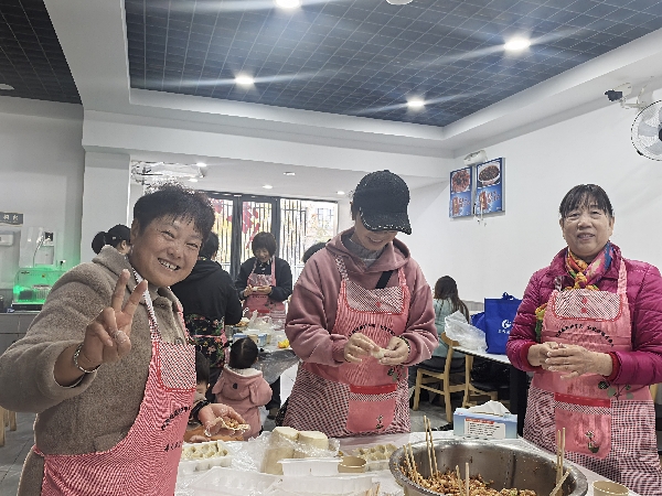 文明志愿者们在包饺子_副本.jpg