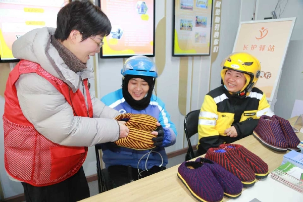 慈善义工将棉鞋送给外卖骑手_副本.jpg 慈善义工将棉鞋送给外卖骑手_副本.jpg