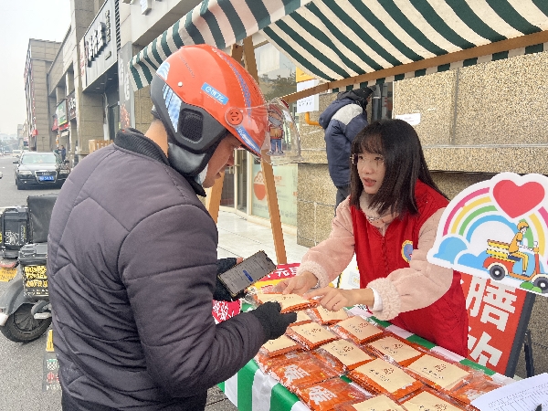 图为外卖小哥接过社区慈善义工送上的暖宝宝_副本.jpg 图为外卖小哥接过社区慈善义工送上的暖宝宝_副本.jpg