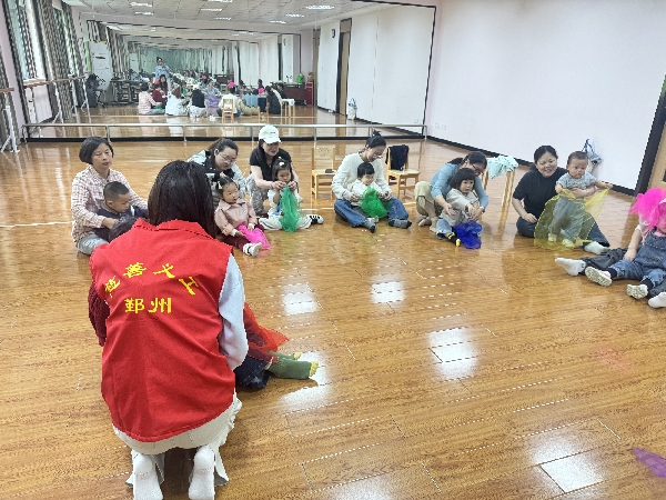 5月8号慈善伴成长 托育暖童心 —— 海璟园社区开展公益亲子托育活动 (2)_副本.jpg