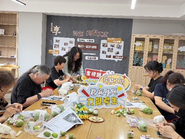 图为君睿社区“拾艺”共富工坊的慈善义工们钩织“一举高粽”挂件_副本.jpg