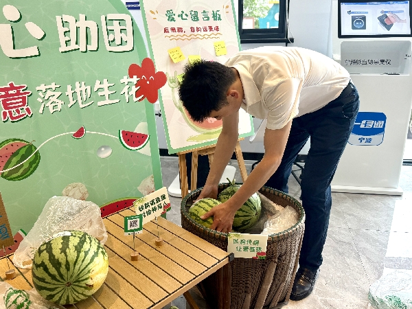 图为社区共建单位前来购买一平米邻里摊位的西瓜_副本.jpg