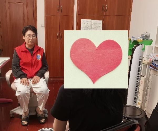 图为心理义工在服务过程中_副本.jpg 图为心理义工在服务过程中_副本.jpg