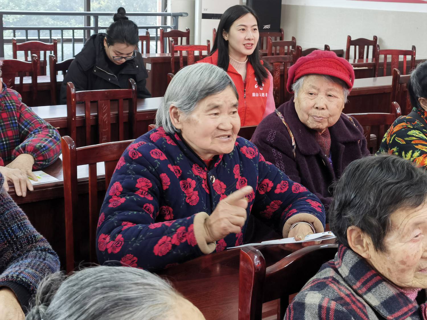 2025年3月11日上午，我们联动眉山市中医院在东坡区大石桥街道办白玉社区温情开启“银龄守护”行动——阿尔茨海默病科普讲堂进社区活动。，现场参与活动的老人超40名，通过医生讲座，医生与老人互动等方式为老人的记忆“保驾护航”.jpg