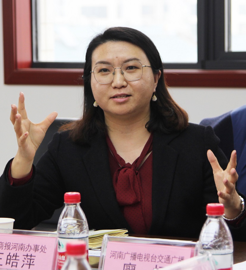 14香港商报河南办事处副主任王皓萍发言.JPG