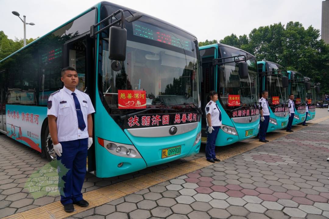 开通仪式现场的100路慈善专线车长们.png