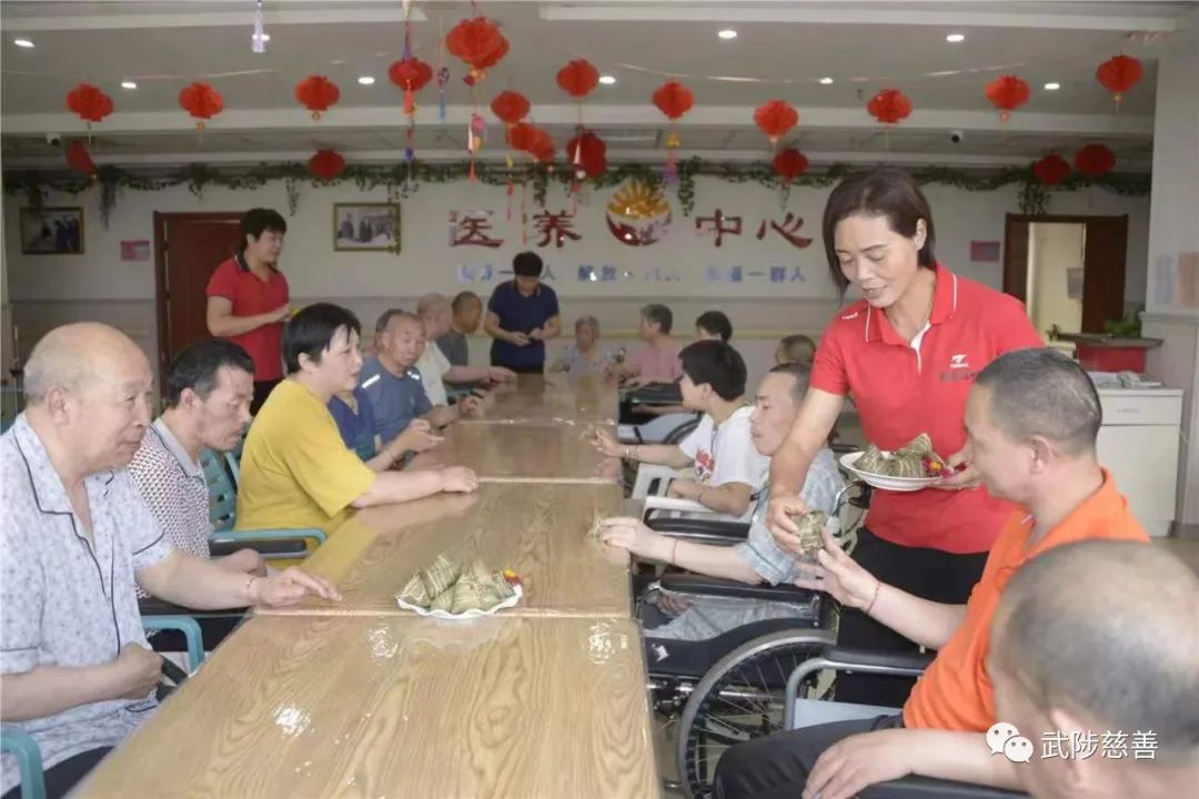 ▲老人在县医养中心得到悉心照料.jpg