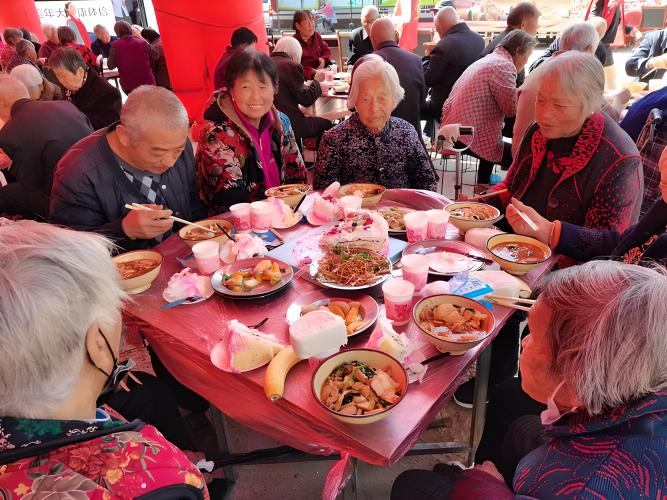 长葛市老城镇岗张村开展“孝道大餐”活动现场.jpg