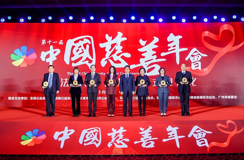 2.张春生为本届年会联合主办单位代表颁发纪念牌.jpg