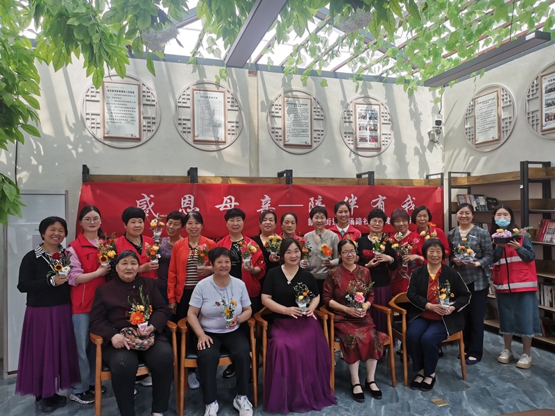 货场路社区党总支组织开展慈善文艺活动，为辖区居民送上节日祝福。.jpg