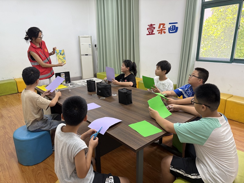 货场路社区依托专业社工力量，以绘画为载体，帮助辖区青少年舒缓心理压力，释放情绪困扰。.jpg