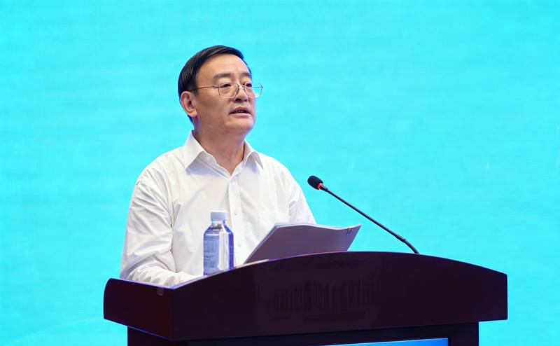 省慈善联合总会副会长唐飞主持会议.png