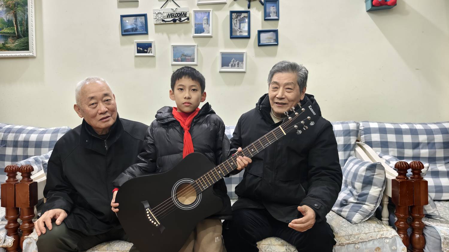 区关工委常务副主任奚千里和区慈善会会长成建国为困境儿童送去他的“微心愿”.jpg