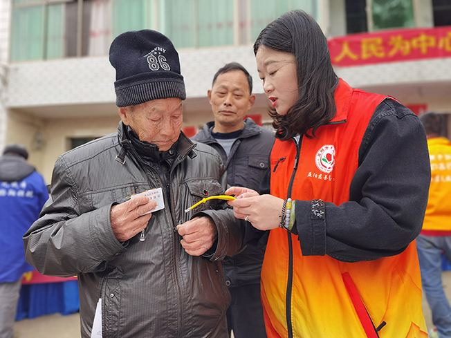 2021年 资阳区“三下乡”黄手环发放活动照片-1.jpg