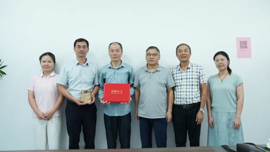 溧水洪蓝中学教师捐出家传四代红色书籍，见证军民鱼水情