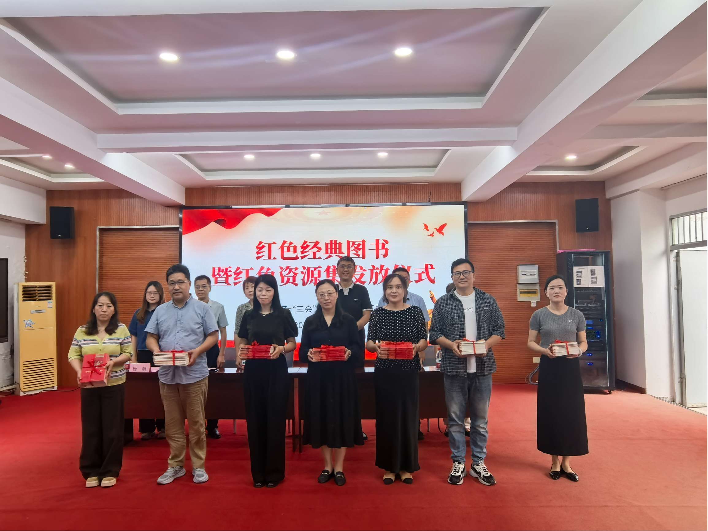 镇江市润州区开展红色经典图书暨红色资源集发放仪式