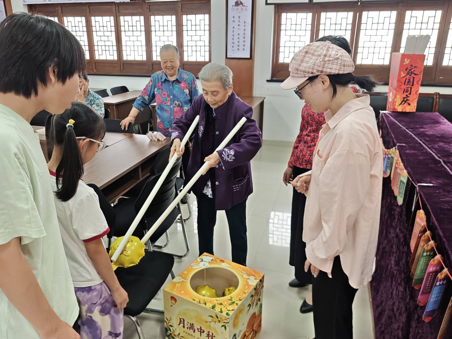 2026年9月19日上午，市慈善总会依托“善行孝肃 童伴夕阳”项目在孝肃社区开展“月满中秋·喜迎国庆”老少同乐主题活动，组织20余名社区老年人、青少年共同参与，营造喜庆祥和的节日氛围。.png